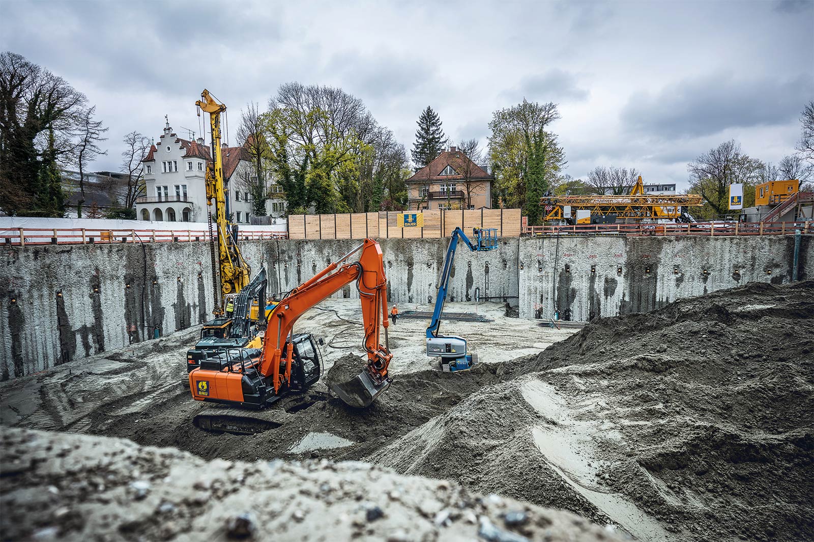 bagger steht in der Baugrube für das Haus K im Lodenfrey-Park München.