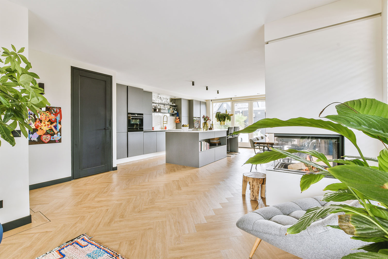 Moderne Küche mit hellbraunem Holzboden