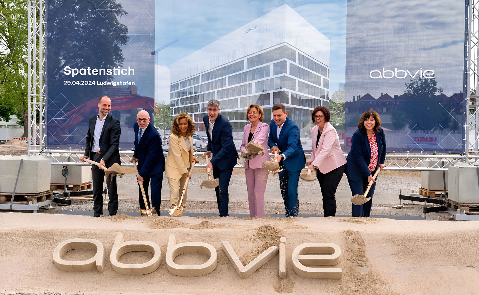 Spatenstich: Neubauprojekt LUnA in Ludwigshafen. Mitarbeiter von AbbVie und des Landes RLP schaufeln Sand.