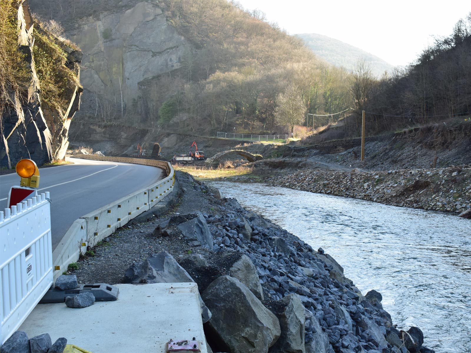 Fluss im Ahrteil, dessen Ufer weggespült wurden. Im Rahmen des Wiederaufbaus wurde auf der linken Seite bereits eine neue Straße gebaut.