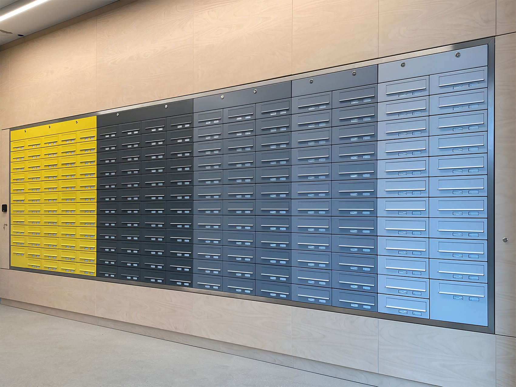 Das Profilbild des Briefkastenherstellers Allebacker Schulte GmbH in Deutschland zeigt eine große, mehrfarbige Briefkastenanlage für Mehrfamilienhäuser. Das Briefkastensystem besteht aus über 200 Briefkästen.