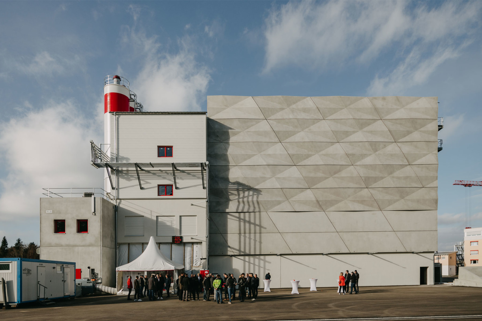 Die 3D-Betonarchitekturfassade ist das optische Highlight der neuen Betonmischanlage von BACHL am Unternehmenssitz in Deching.