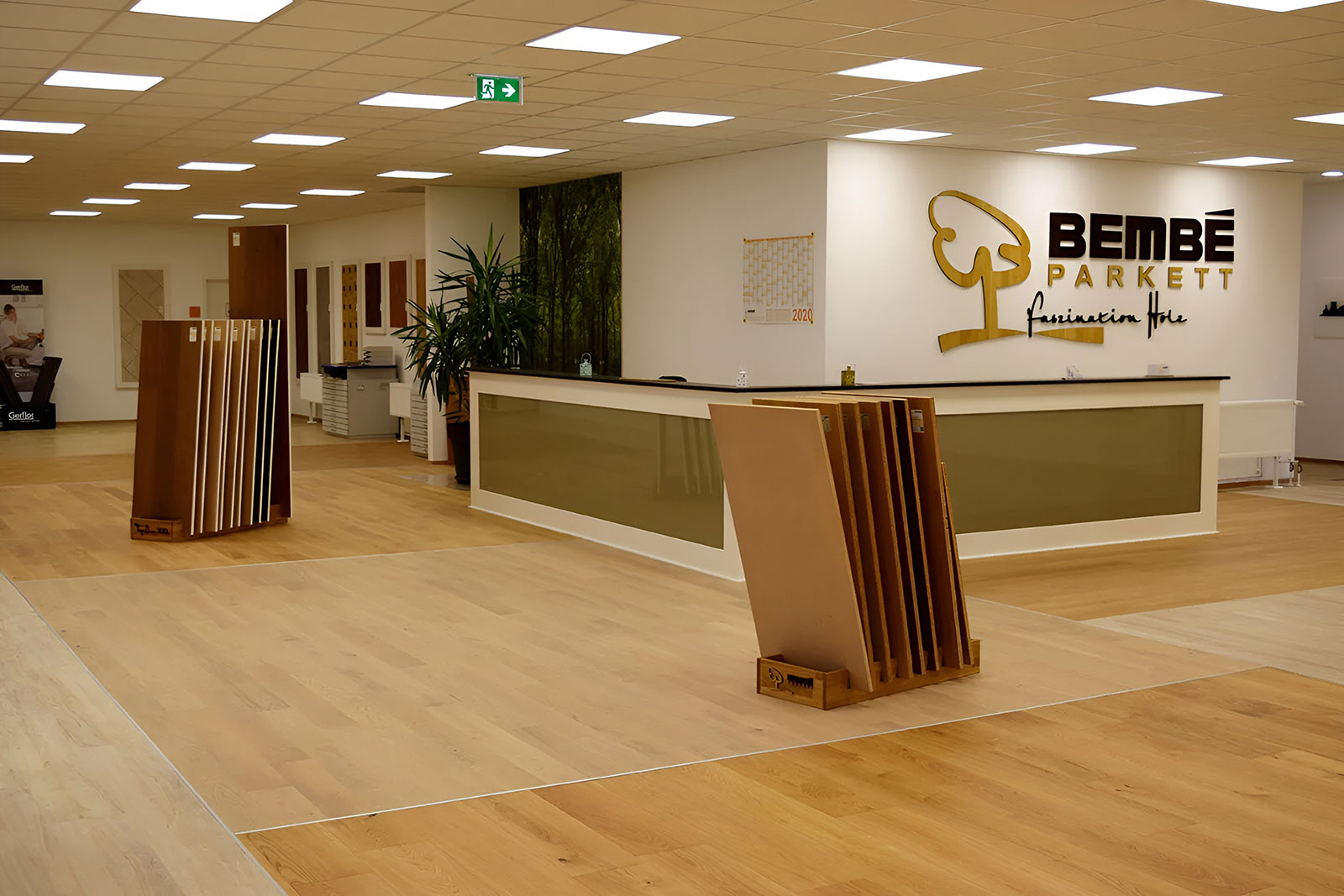 Der Verkaufsraum des Bembé Parkett Studios in Stuttgart ist gehalten in vielen verschiedenen Brauntönen, Holzboden, Holzdecke und Parkett-Muster stehen im Raum.