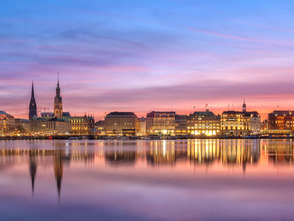 Auf dem Hintergrundbild zum Beitrag "Denkmalschutz in Hamburg" spiegeln sich die Gebäude der Stadt in der Elbe.