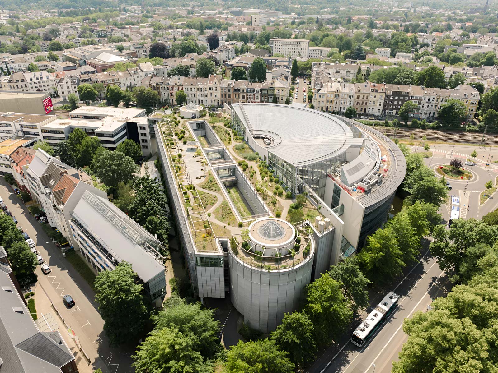 Das Profilbild der EBM Ingenieurgesellschaft mbH aus Münster zeigt ein sehr großes Bauprojekt, das sich in das Stadtbild einfügt.
