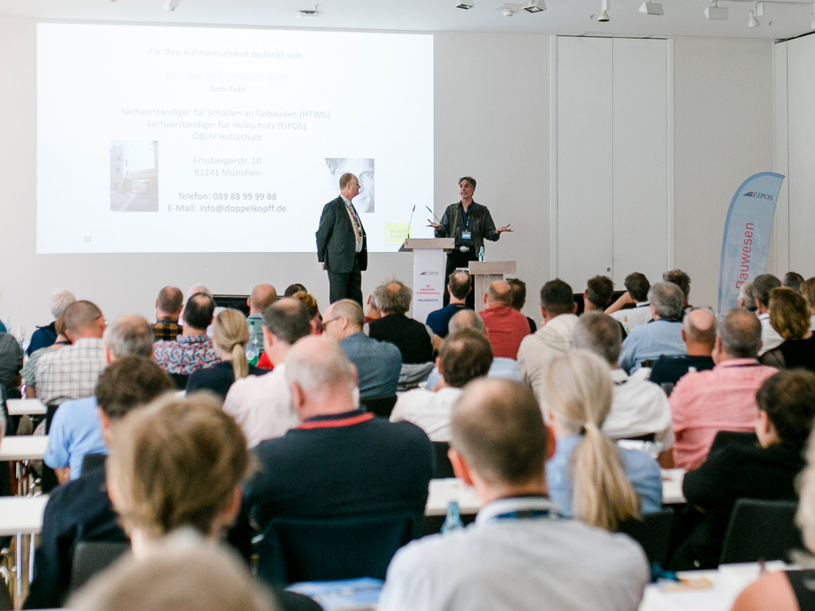 Zwei Männer halten auf den EIPOS Sachverständigentagen 2023 eine Präsentation.