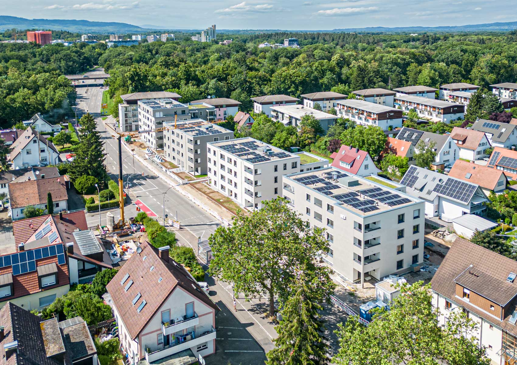 Das Bild zeigt den Neubau in der Elsässer Straße in Freiburg: 4 neue Wohnhäuser in Bauhaus-Bauweise.