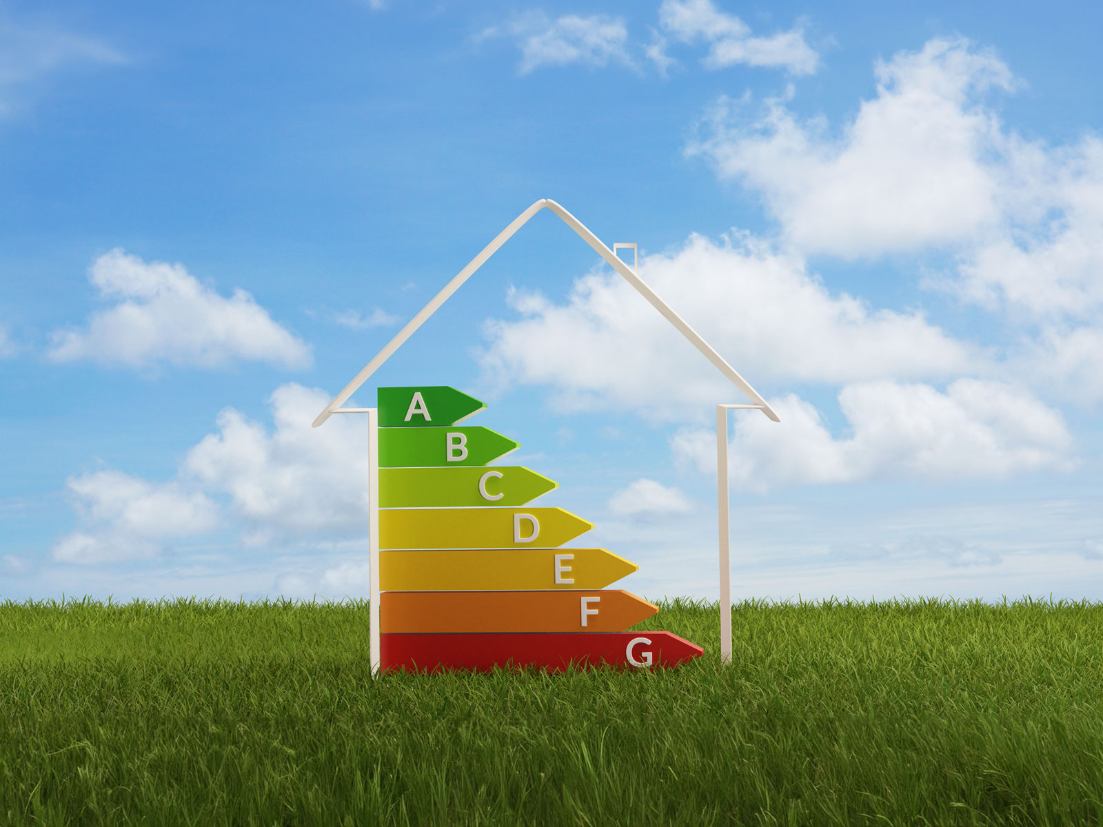 Das Bild zum Beitrag Energieeffizienteste Städte 2023 zeigt ein chematisch dargestelltes Haus mit den Energieeffizienzklassen A bis G, die in Pfeilen treppenartig übereinander liegen