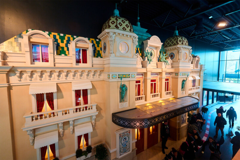 Detailreicher Nachbau der Casino-Fassade von Monte Carlo mit Kuppeltürmen und Skulpturen im Europa-Park Monaco