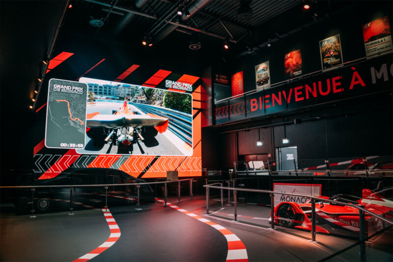 Rennwagen und Videowand zur Formel-1-Geschichte des Grand Prix de Monaco in der Ausstellung