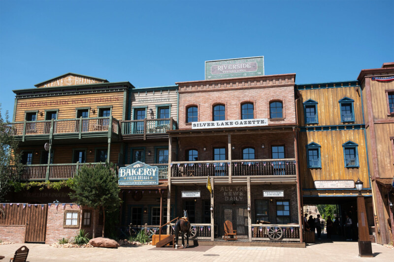 Fassade der Riverside Western Lodge mit Saloon-Optik und Schriftzug im Wildwest-Stil in Silver Lake City im Europa-Park