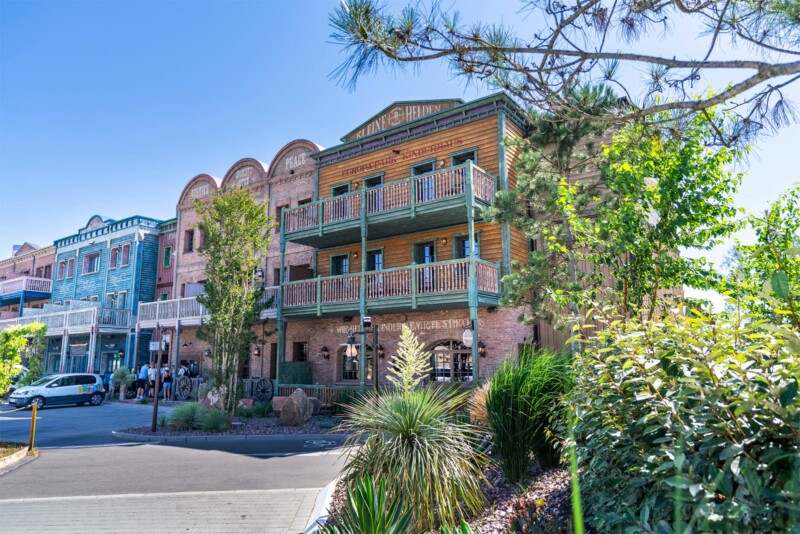 Bunte Holzfassaden und Balkone im Wildwest-Stil in der Silver Lake City im Europa-Park