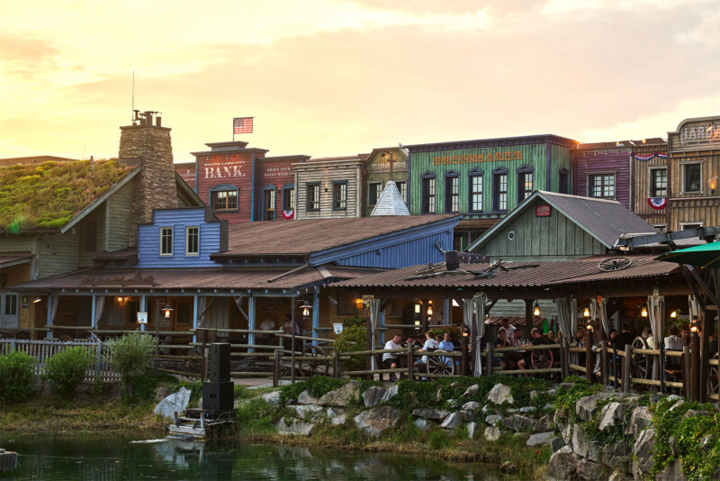 Silver Lake City bei Sonnenuntergang mit Bank, Schneiderei und Restaurants am Wasser