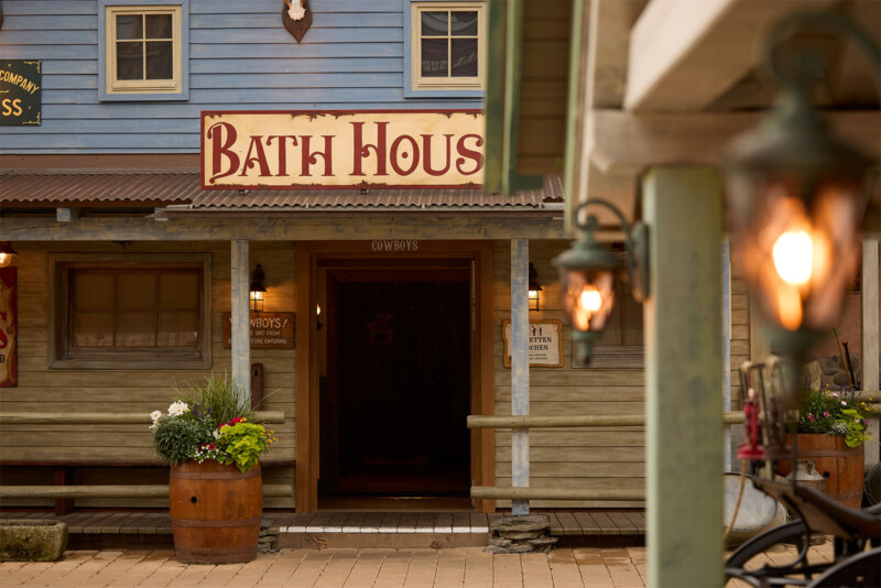 Historisch anmutendes Bath House mit Öllampen und Blumenschmuck in Silver Lake City