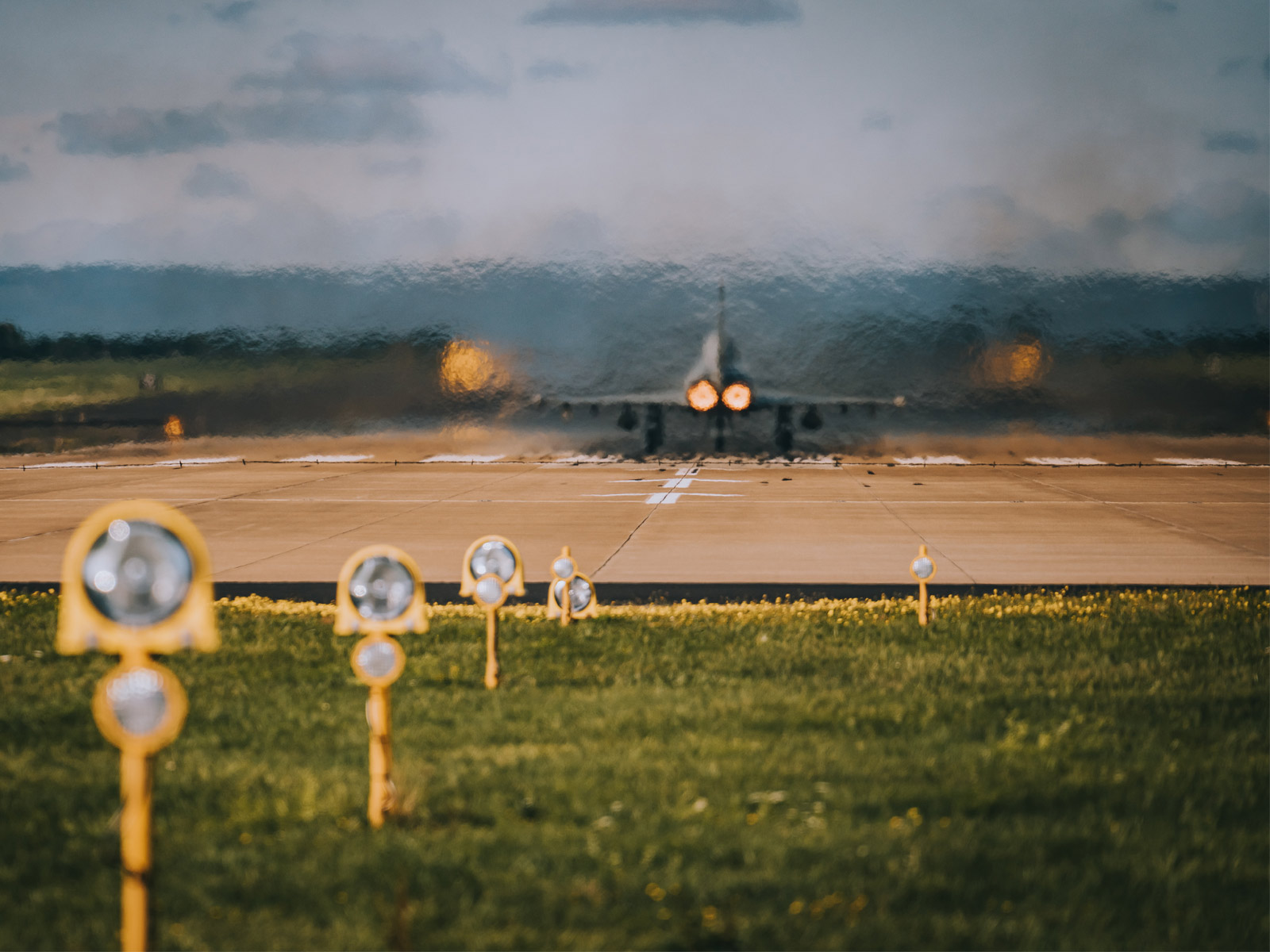 Flugplatz Wittmundhafen soll modernster Militärflugplatz werden. Stockfoto von landendem Eurofighter.