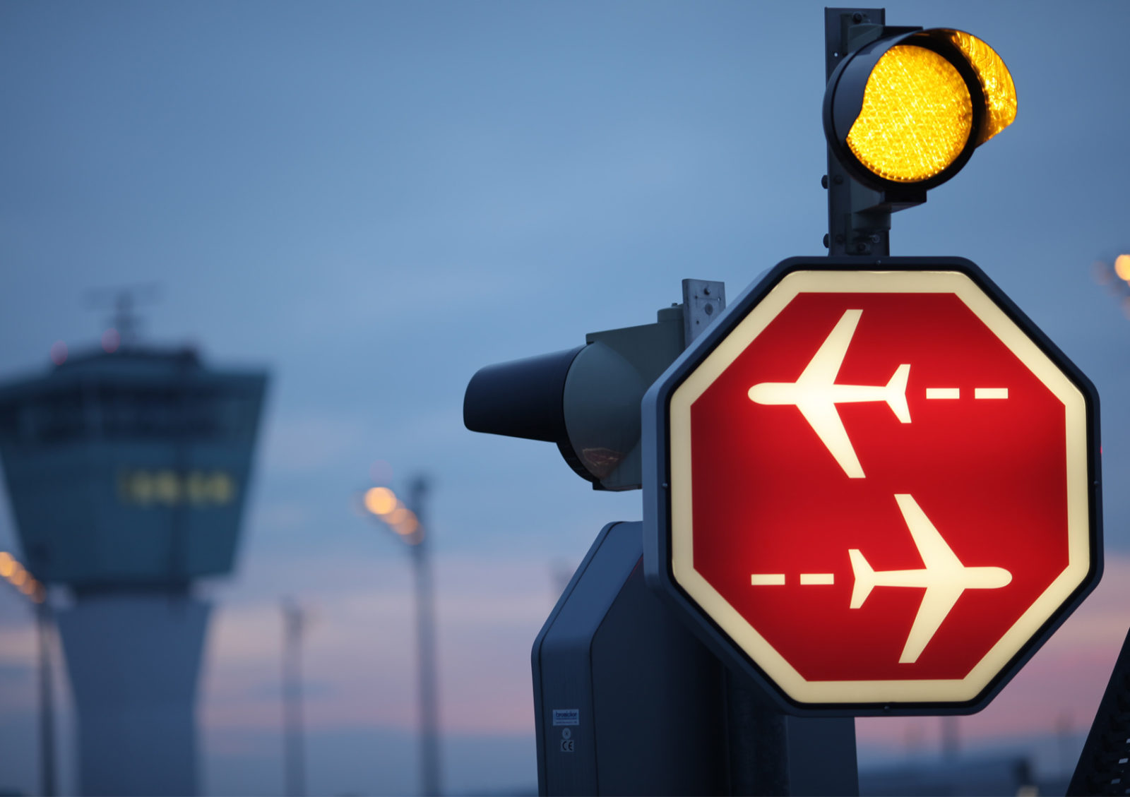 Hintergrundbild zum Beitrag Baumaßnahmen Flugplatz Wittmundhofen: Rotes Schild zeigt zwei Flugzeuge zur Symbolisierung der Landebahn.