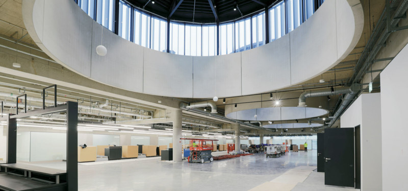 Foto des Check-in-Bereichs im Flugsteig G. Die große Halle hat eine riesige runde Öffnung nach oben ins nächste Stockwerk.