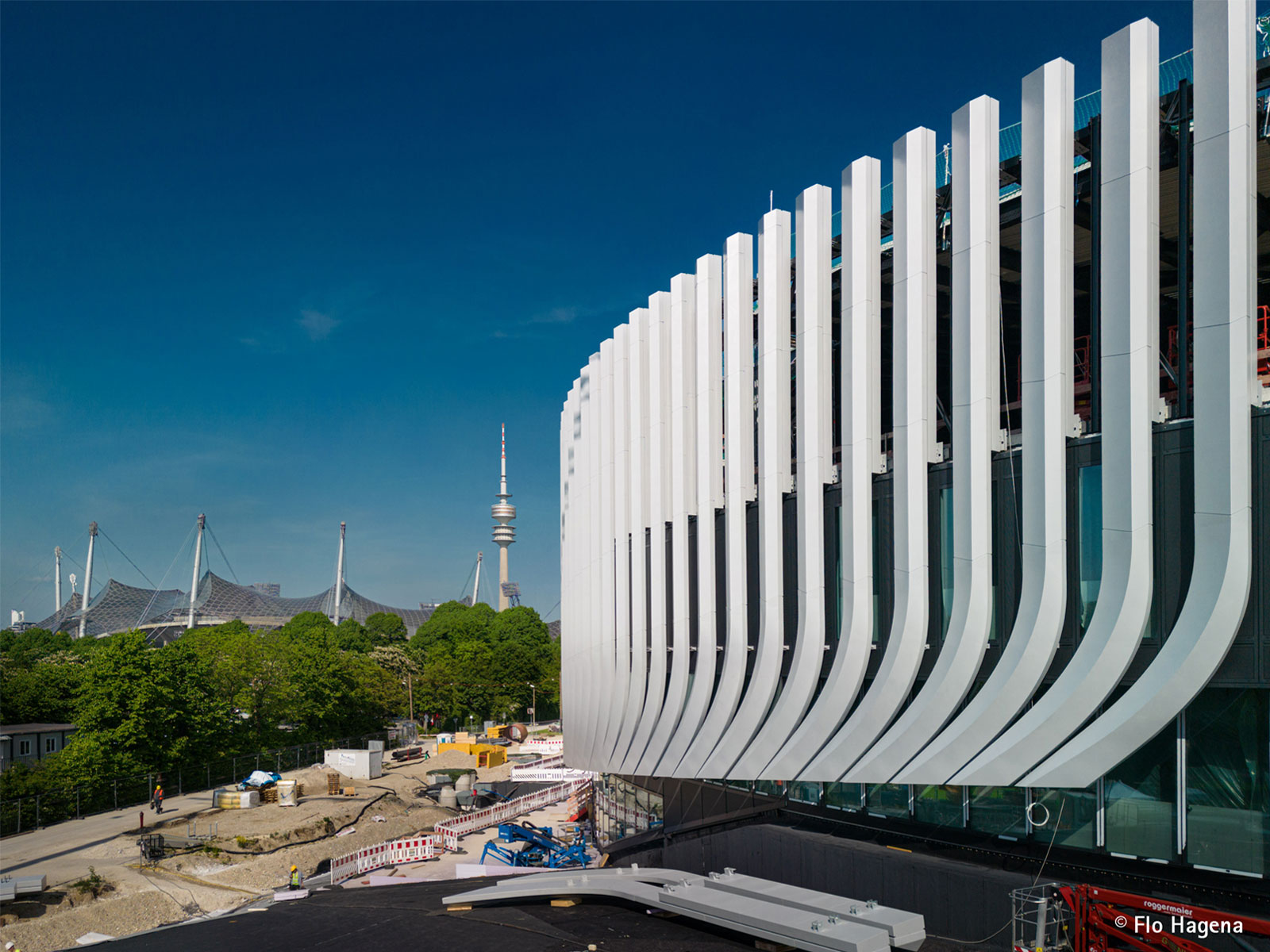 Ein Bild von einer Fassade der Frener & Reifer GmbH. Die Firma ist in Deutschland und international aktiv.