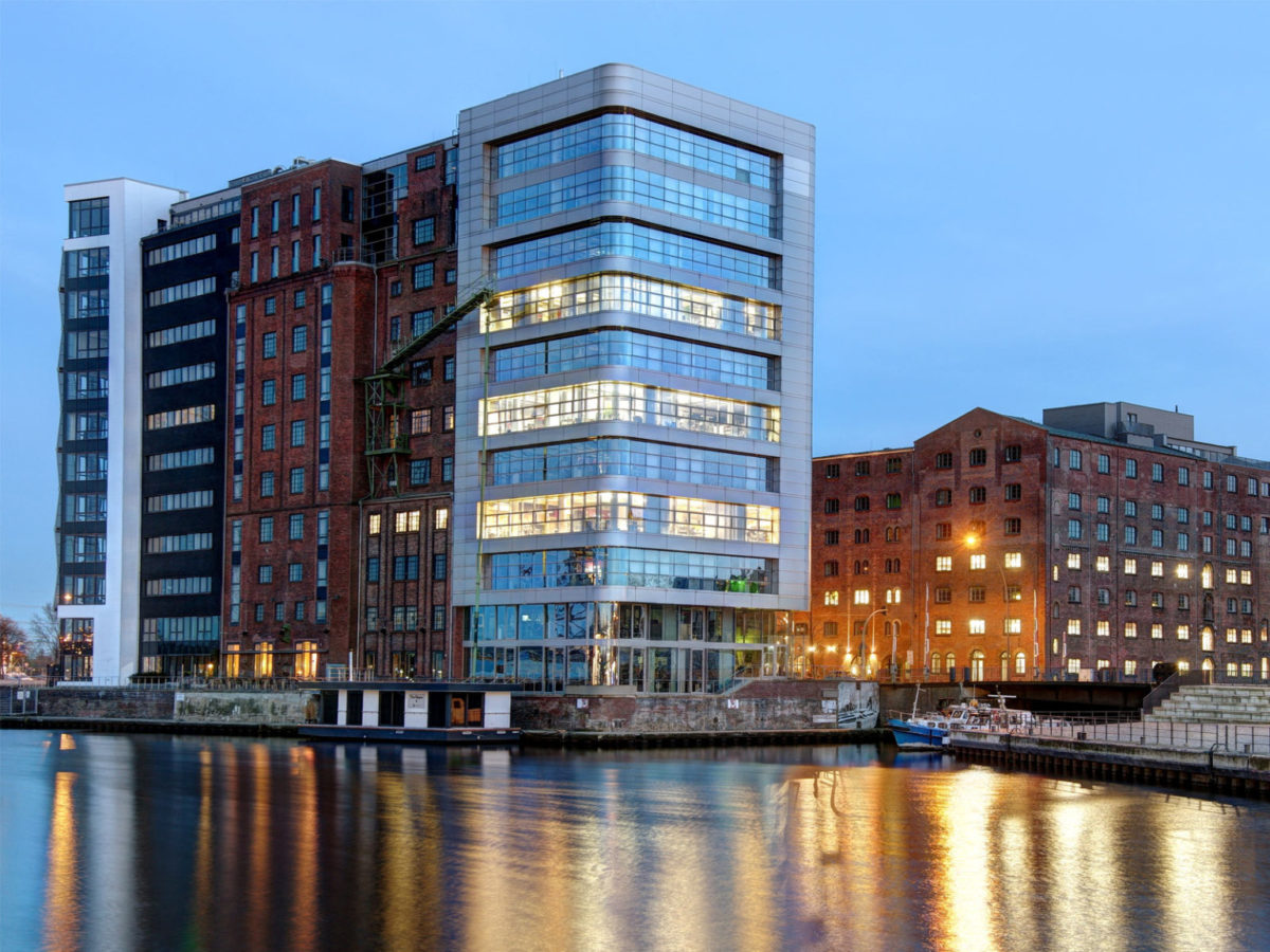 Foto vom Harburger Binnenhafen: Die Lichter von Bürogebäuden spiegeln sich im Wasser.