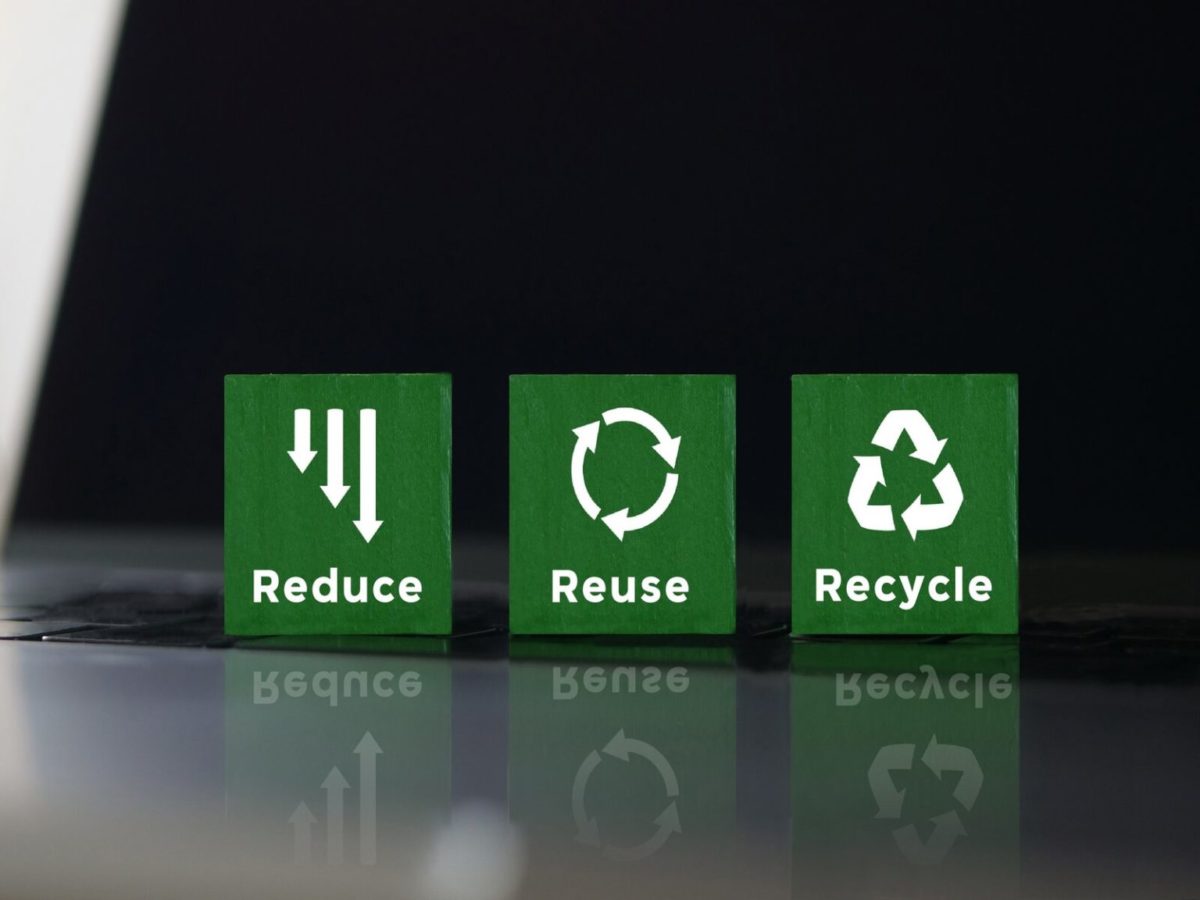 Bild zum Beitrag Heidelberg Materials - Co2 armer Zement in Frankreich. Drei grüne Vierecke nebeneinander mit den Aufschriften "Reduce", "Reuse" und "Recycle".