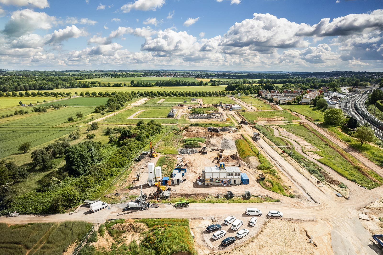 Baugrube der Erdwärmesondenanlage für ein Klimaschutzquartier im Hilgenfeld in Frankfurt.