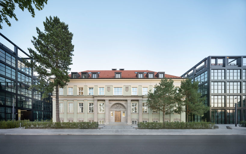 Die alte i1 Rhenania Villa steht im iCampus im Werksviertel Münchens zwischen neuen Bürogebäuden. Sie hebt sich stark ab von den anderen Gebäuden, die großflächig verglast sind.