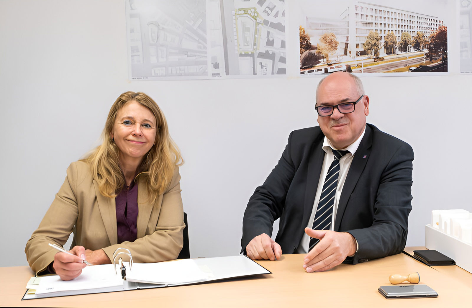 Vertrag für das Justizzentrum an der Konstablerwache in Frankfurt wird unterschrieben.