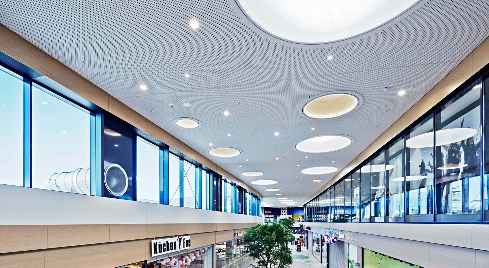 Das Profilbild der KAEFER Construction GmbH zeigt eine Shopping Mall von innen.