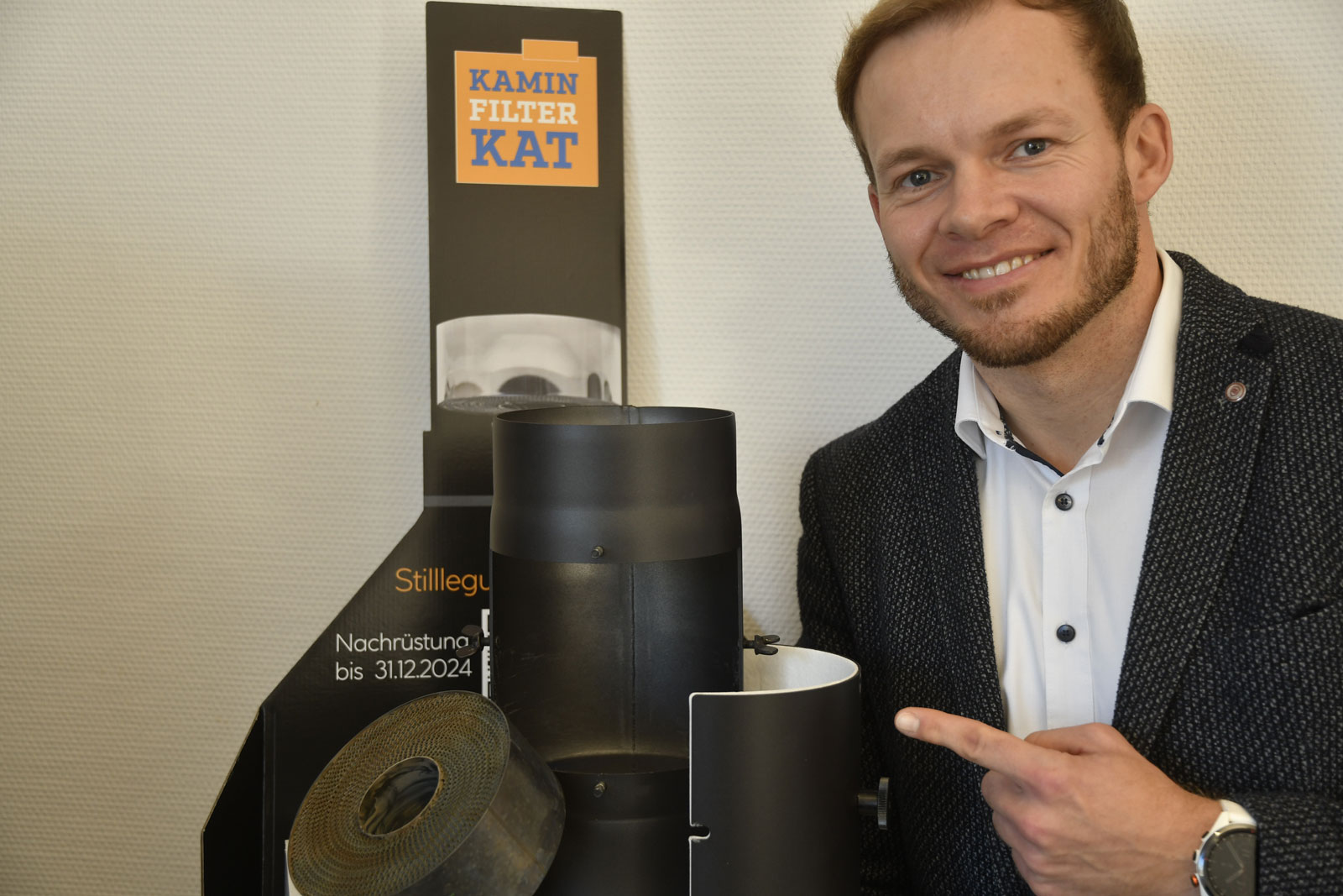 Eine Person mit dem neuen Kaminfilter