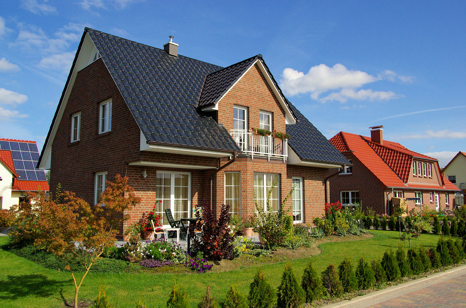 Profilbild der Firma Klinkerbau Tocke und Partner Gbr. Ein Einfamilienhaus mit rotbrauner Klinkerfassade und dunklem Dach.