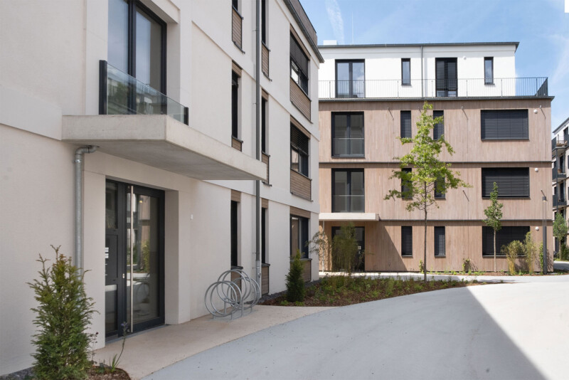 Königsteiner Höfe Königstein – Hauseingang mit Putzfassade und Fahrradstellplätzen im Innenhof