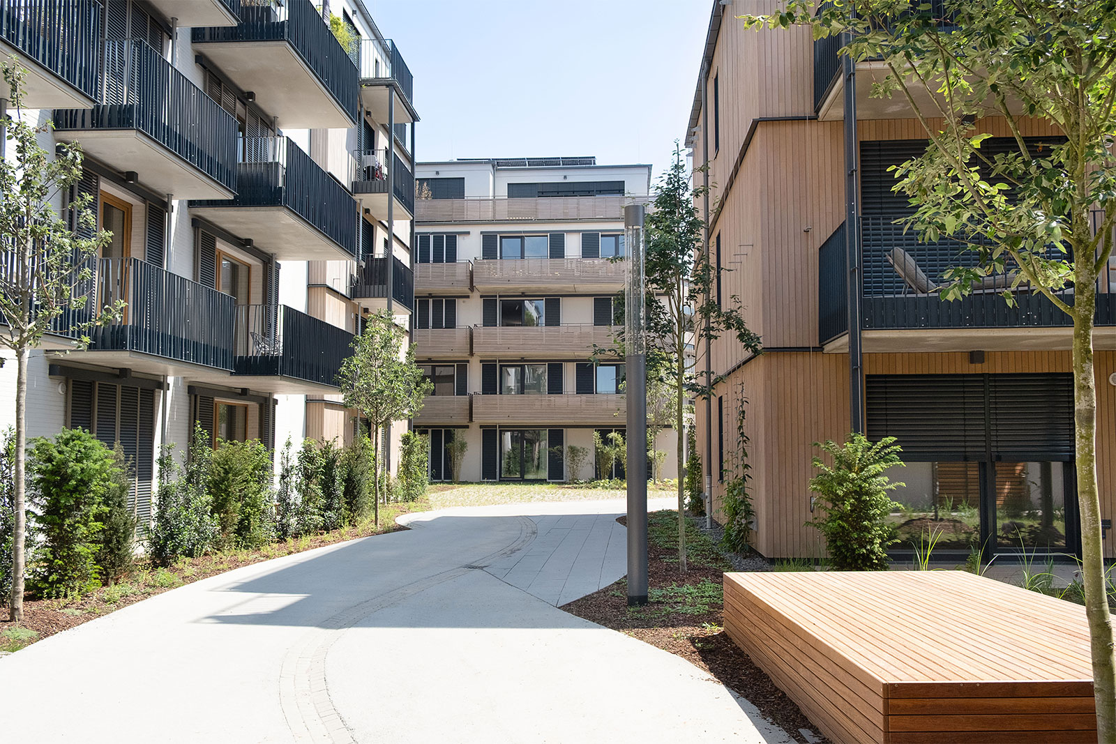 Innenhof der Königsteiner Höfe mit Sitzbank aus Holz und unterschiedlichen Fassadentypen