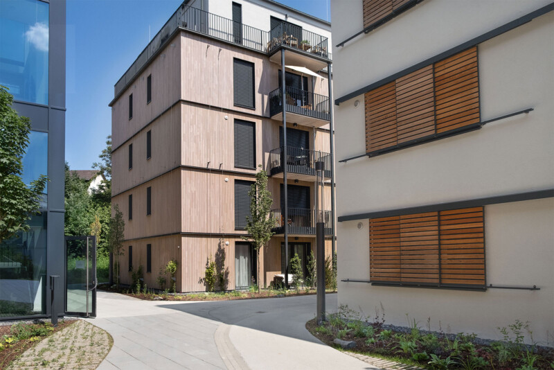 Holzfassade mit Balkonen an einem Wohnhaus der Königsteiner Höfe in Königstein