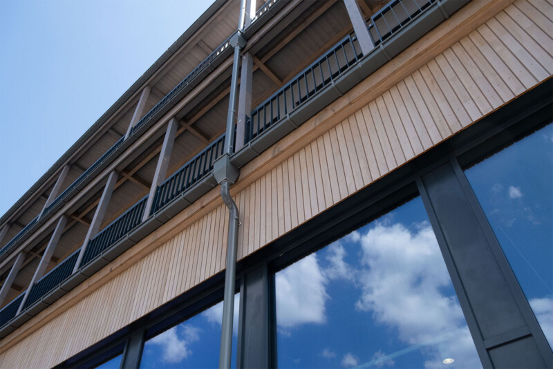 Detailansicht der Holzfassade und Balkone eines Gebäudes