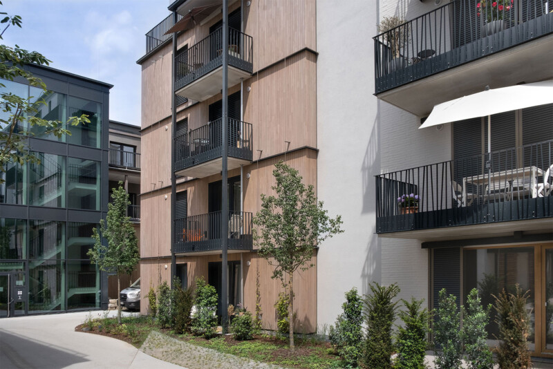Balkone mit Sonnenschutz an der Holz- und Putzfassade