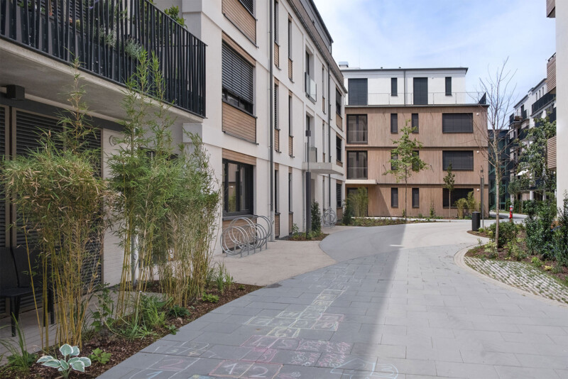 Innenhof der Königsteiner Höfe mit Spielfläche, Fahrradstellplätzen und Bambuspflanzung