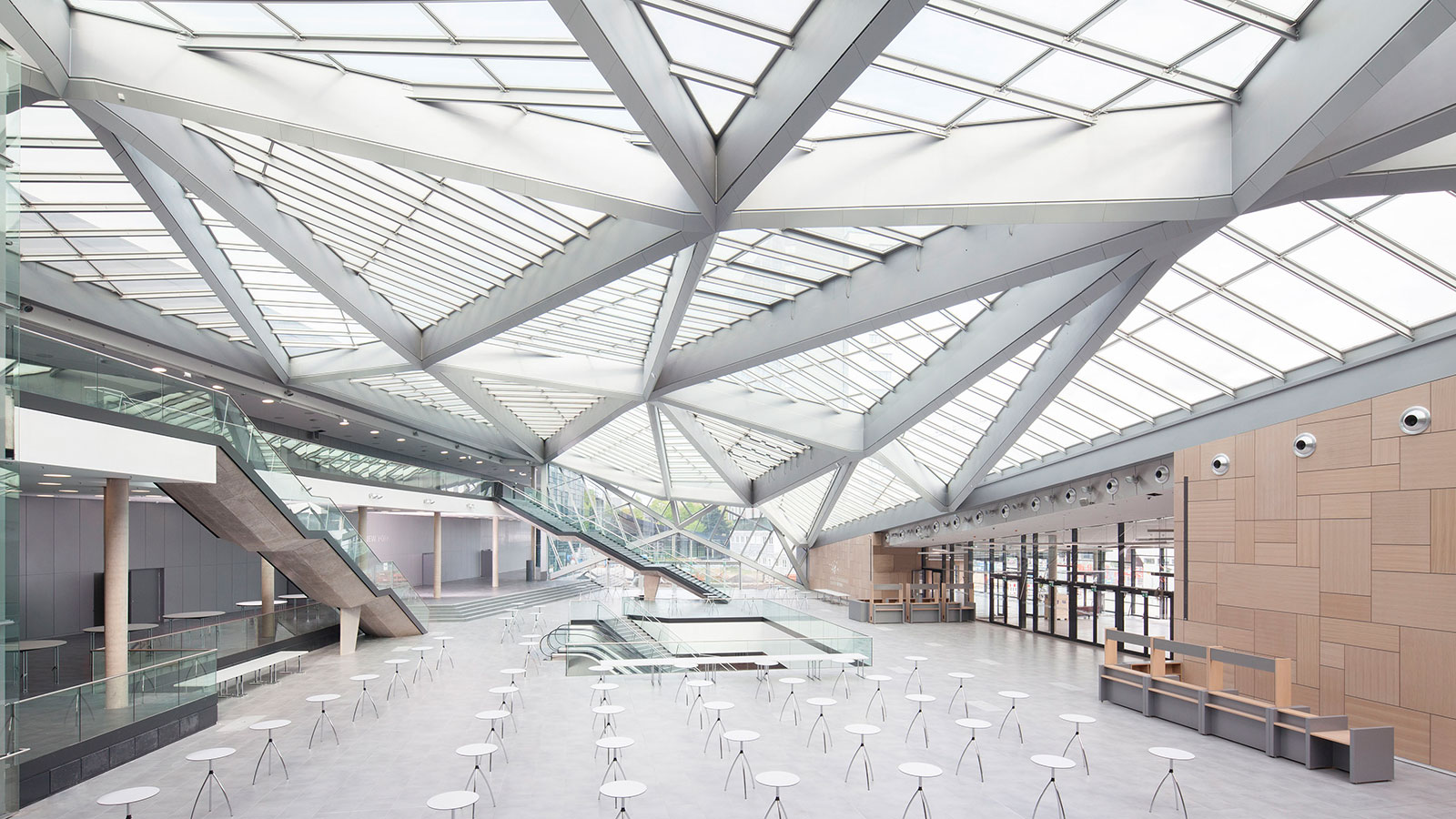 Profilbild der Lamparter GmbH & Co. KG in Kaufungen. Ein riesiges Stahl-Glas-Dach repräsentiert die Fähigkeiten des Unternehmens im Stahlbau und Metallbau.