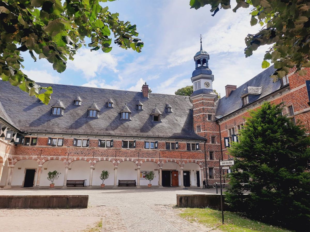 Auf dem Bild zum Beitrag Gebietsentwicklung im Landkreis Stormarn ist das Schloss Reinbek zu sehen