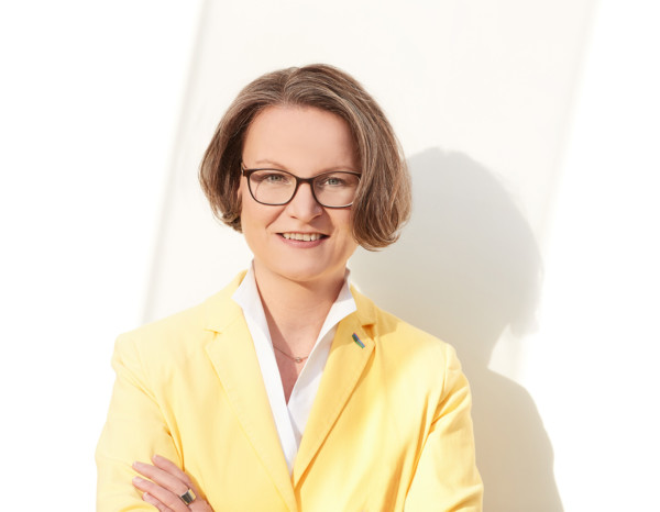 Portraitfoto von Ministerin Ina Scharrenbach zum Beitrag "Städteentwicklung in Nordrhein-Westfalen".