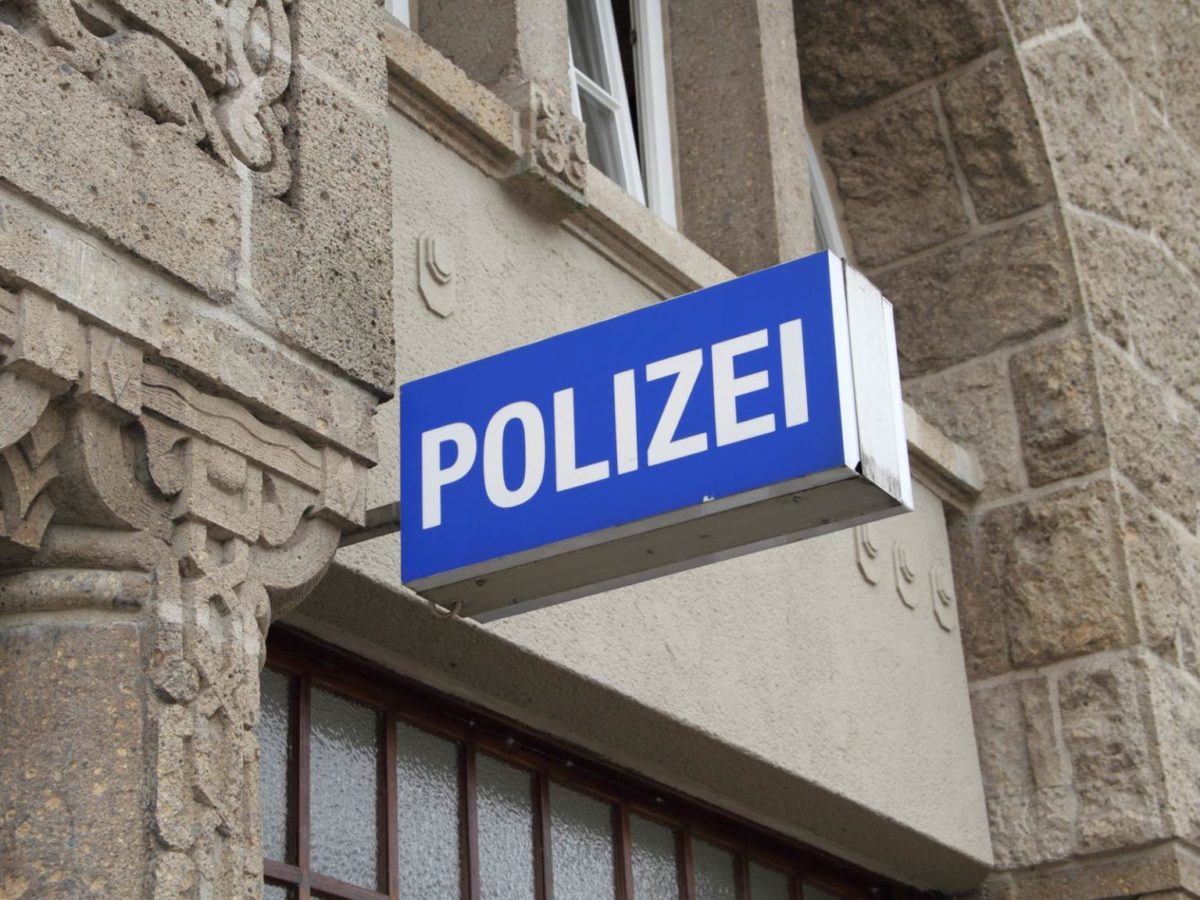 Das Bild zum Beitrag der Polizeiwache Bergedorf in Hamburg zeigt ein blaues Schild mit der Aufschrift "POLIZEI" an einer Hauswand.