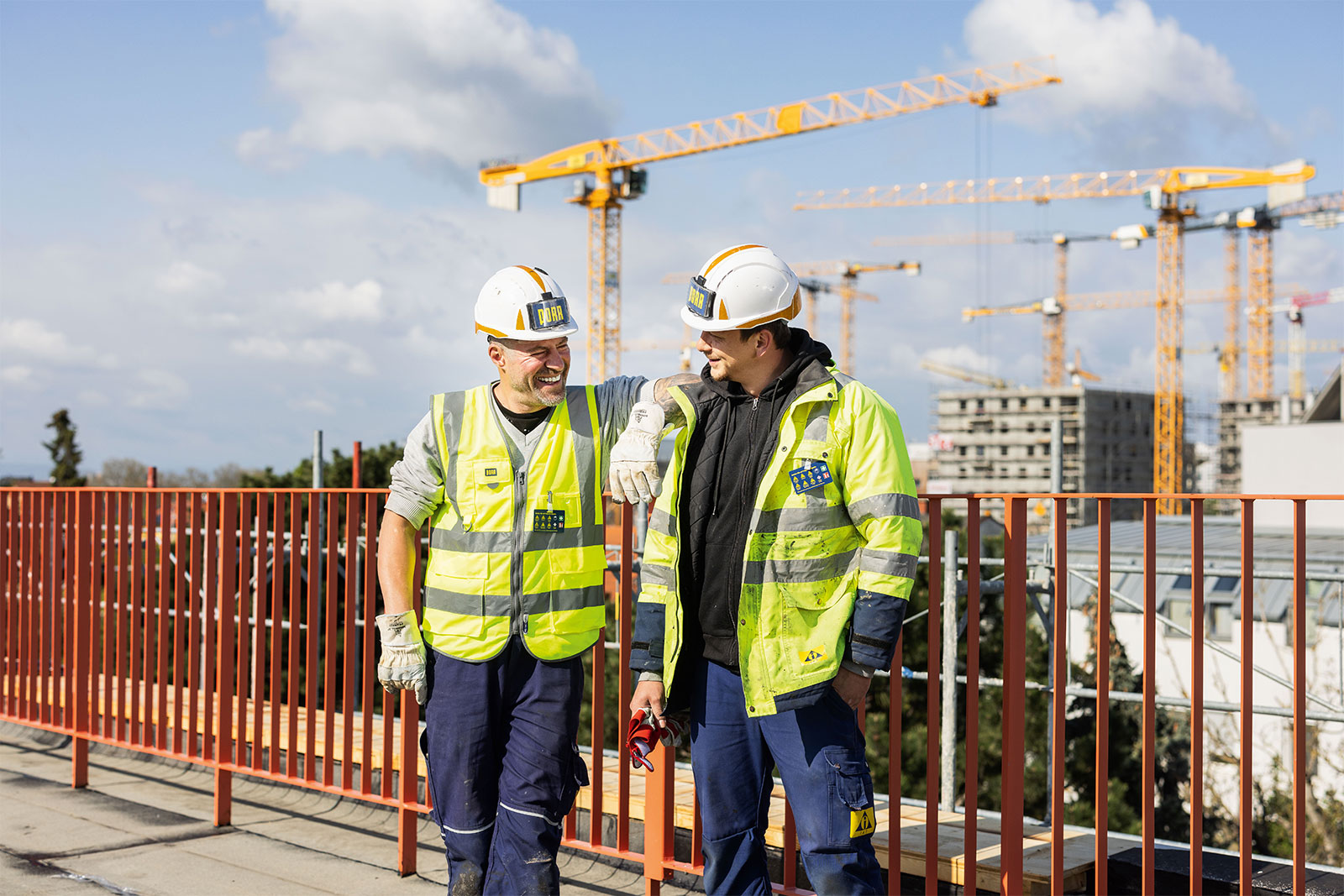 Zwei Mitarbeiter von PORR - das Unternehmen wurde als Arbeitgeber des Jahres 2025 ausgezeichnet.
