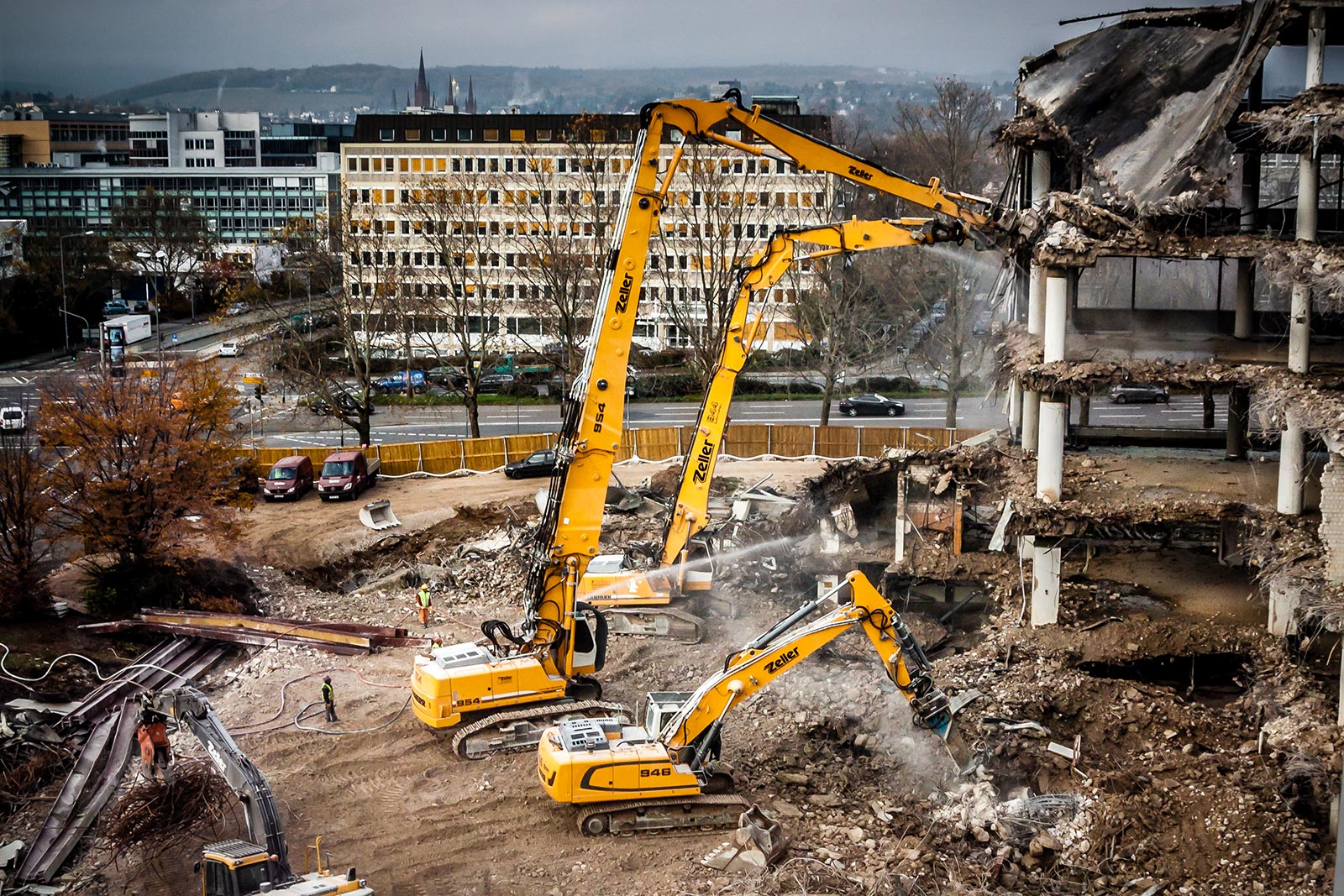 Das Profilbild der Robert Zeller GmbH zeigt den Abbruch von Gebäuden durch große Baumaschinen.