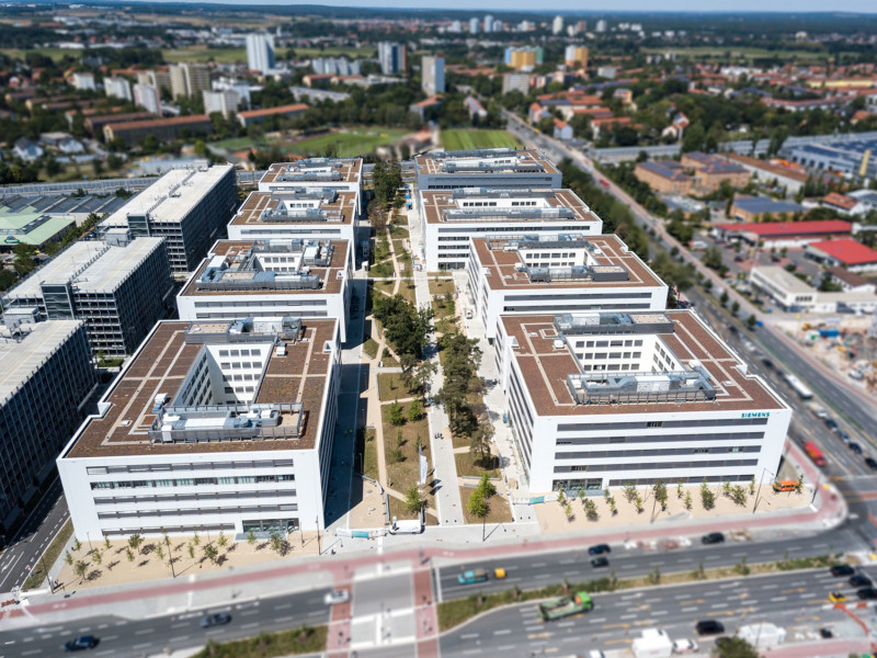 Das Bild zeigt aus der Draufsicht einige rechteckige Gebäude des Siemens Campus Erlangen.