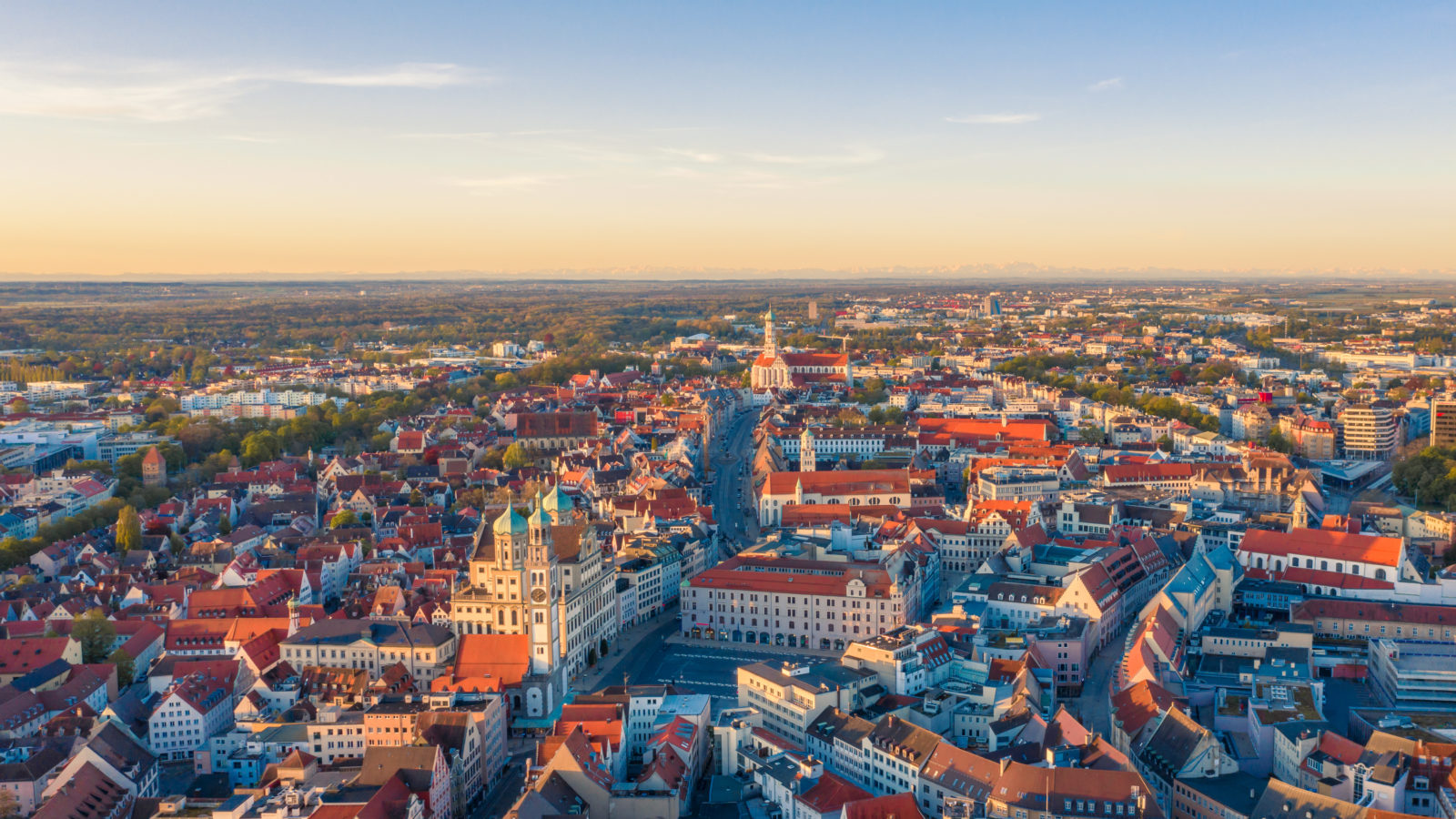 Beitragsbild Stadtentwicklung Augsburg: Augsburg in der Dämmerung von oben