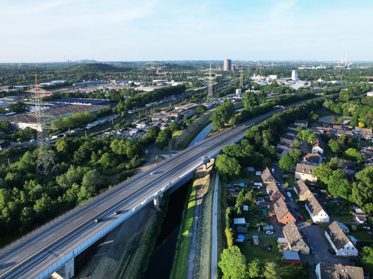 Auf dem Bild zum Beitrag "Stadtentwicklung in NRW" ist aus der Luftperspektive eine Autobahn in Bottrop zu sehen, die über die Emscher führt.