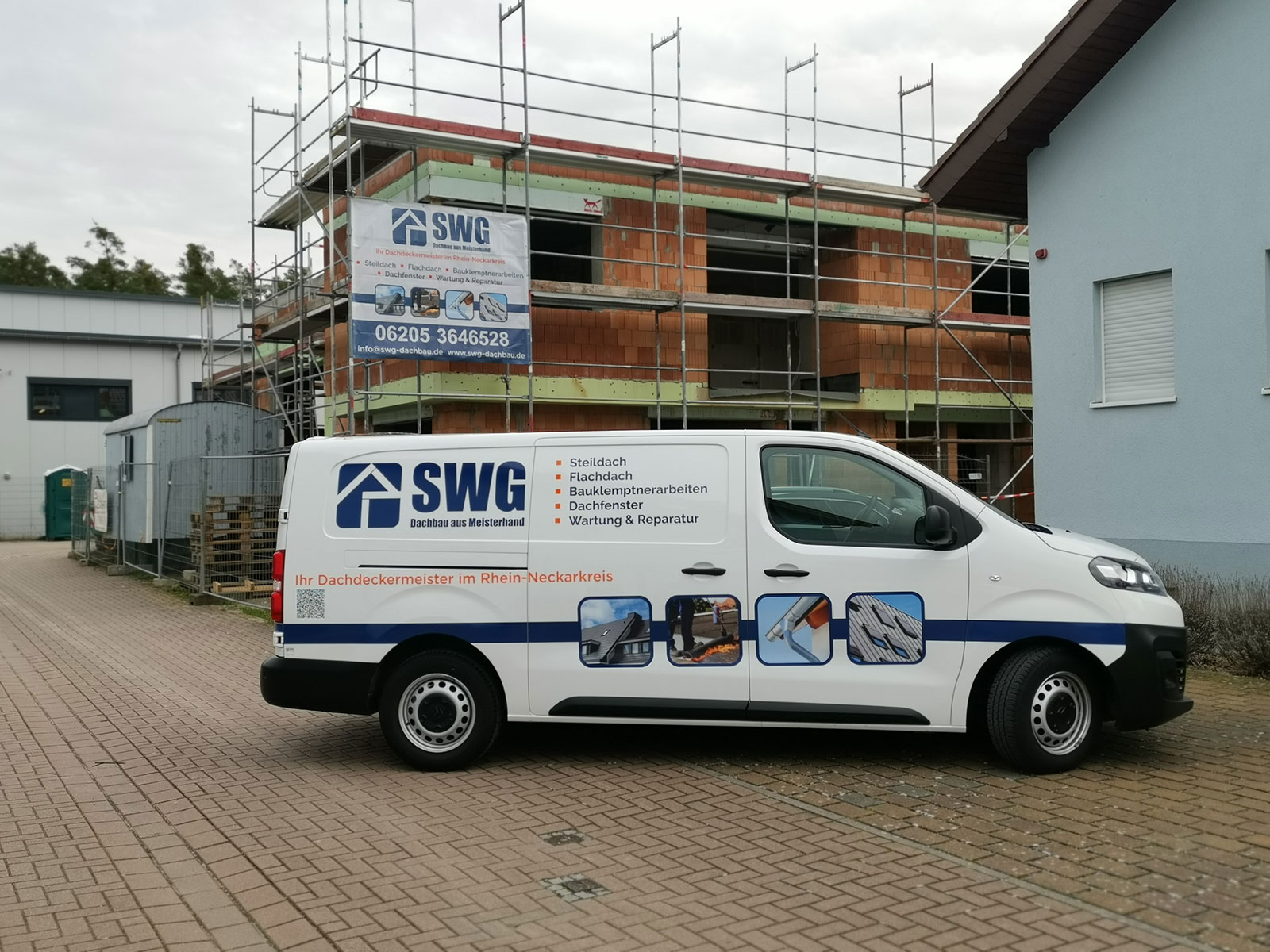 Ein Firmenauto der Firma SWG Dachbau aus Hockenheim, Mannheim und im Rhein-Neckar-Kreis.