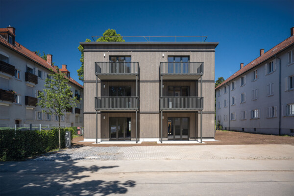 SWSG_EQ¹²: Neubau mit vertikaler Holzverschalung, umlaufenden Balkonen und Dachterrasse in Stuttgart