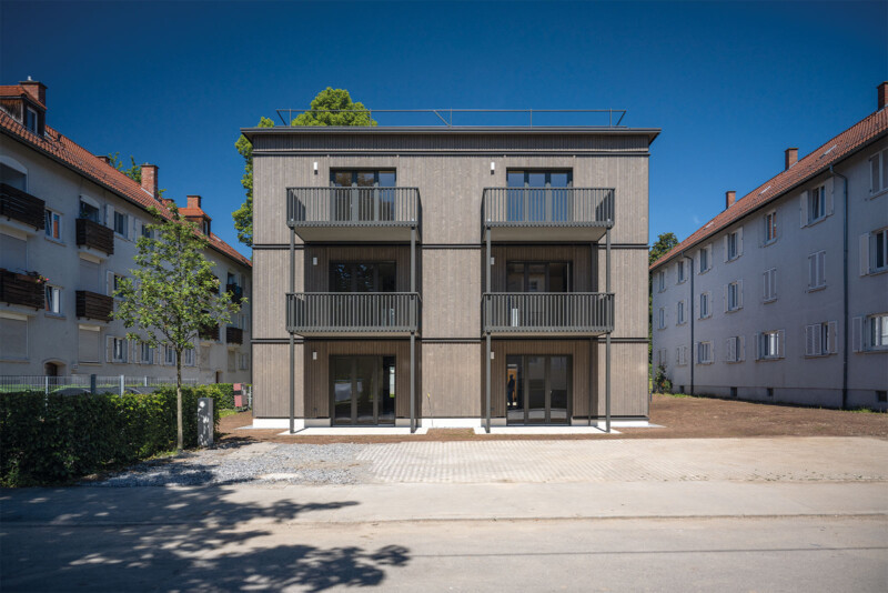 SWSG_EQ¹²: Neubau mit vertikaler Holzverschalung, umlaufenden Balkonen und Dachterrasse in Stuttgart