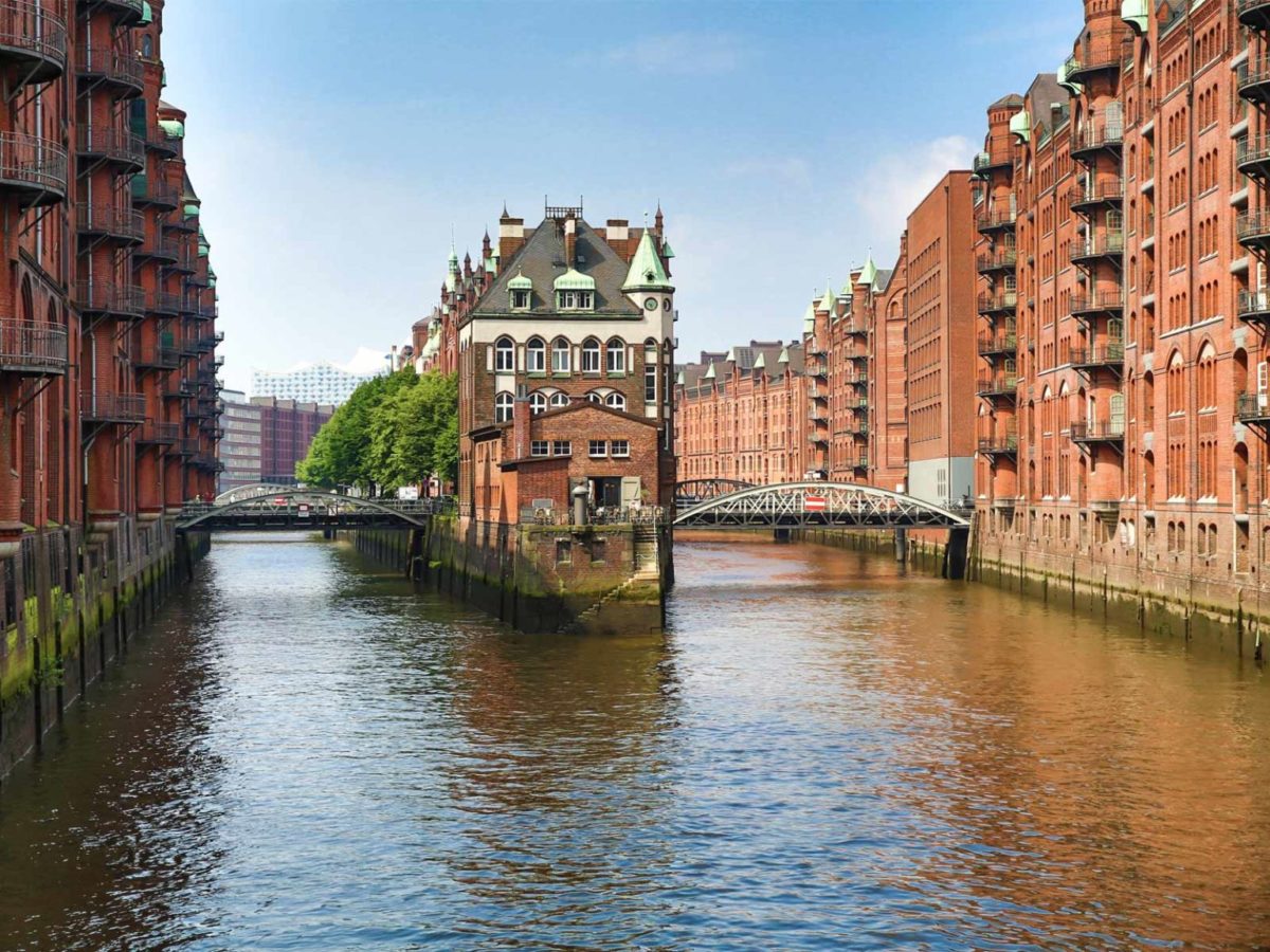 Ein Nebenfluss fließt durch die Speicherstadt Hamburg. Auch die Klinkerbauten sind Teil des Tag des offenen Denkmals 2023 in Hamburg.