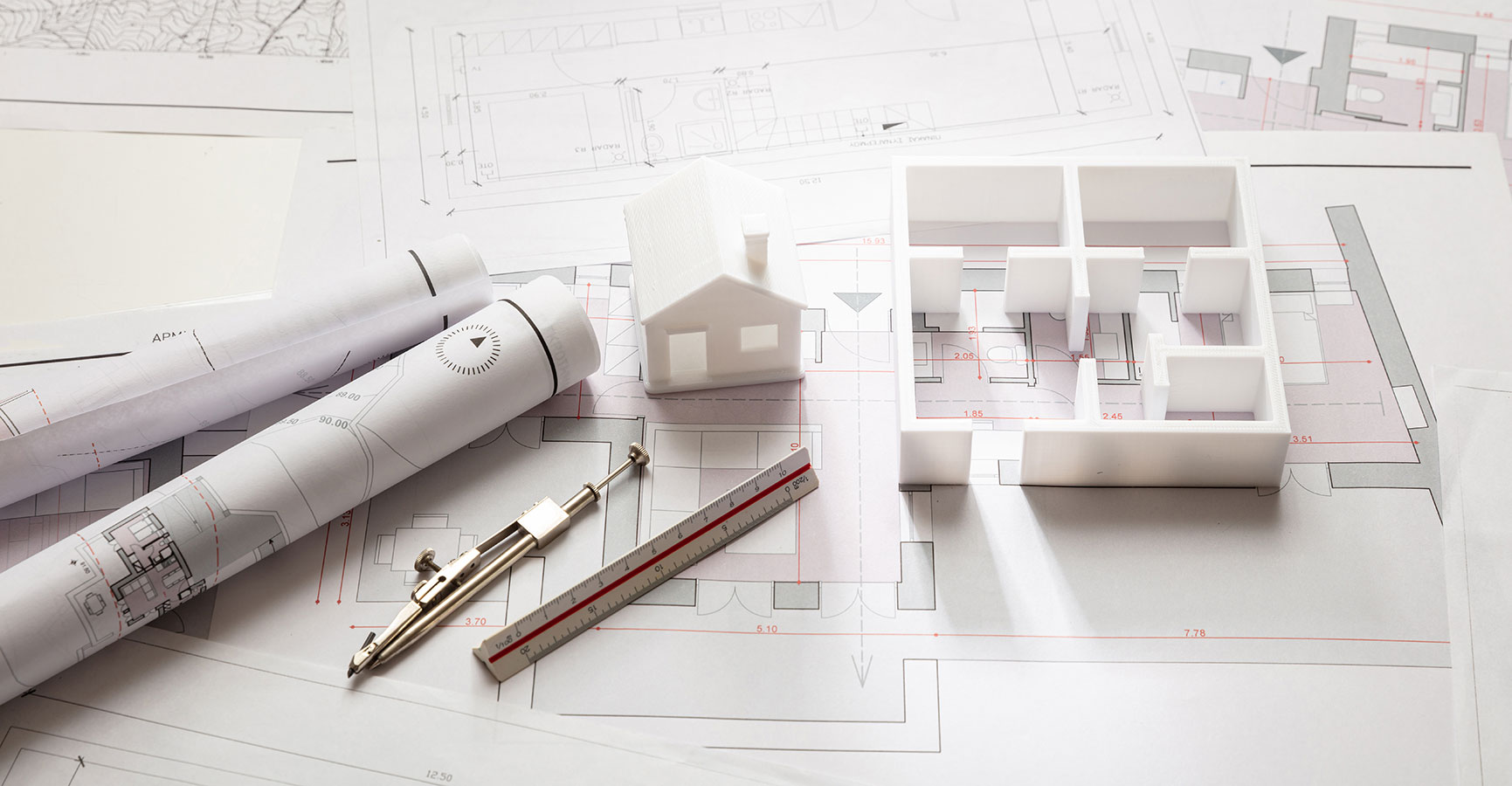 Auf dem Profilbild von TAS Architektur + Brandschutz sind Bauzeichnungen und ein kleines Modell eines Hauses zu sehen.